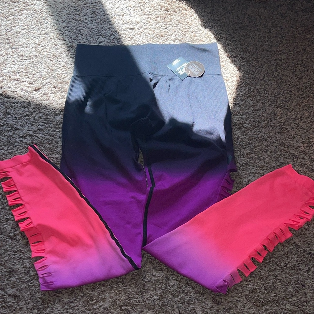 Absolutely cute Pink Leggings check out these colors! What’s Popping! Size:L